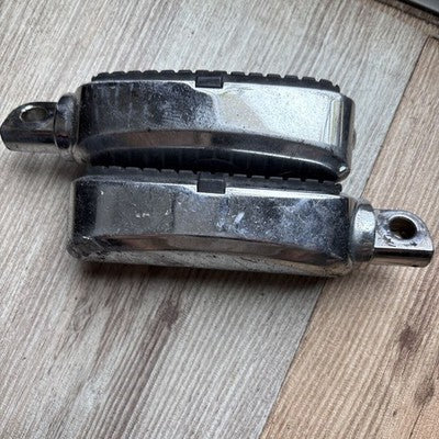 Harley-Davidson OEM Footpegs Left Right Set Chrome Rubber Sportster