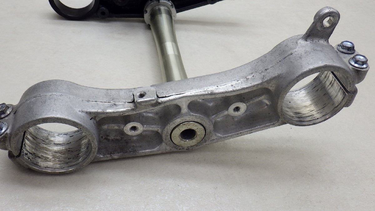 Suzuki GSX-R1000 GT74A 2001 Steering Stem Triple Tree Clamp GSXR1000 OEM JDM