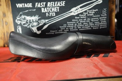 Harley-Davidson XL883 Genuine OEM Seat 2009 8R100301