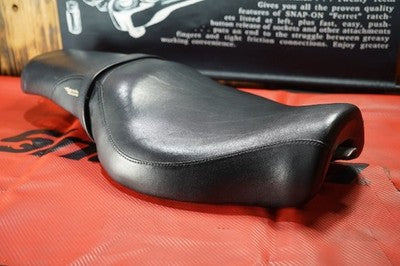 Harley-Davidson XL883 Genuine OEM Seat 2009 8R100301