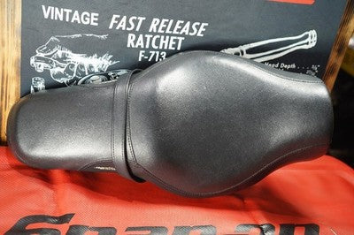 Harley-Davidson XL883 Genuine OEM Seat 2009 8R100301