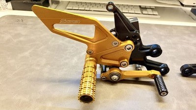SNIPER Rearsets Yamaha YZF R7 Gold Brake Step