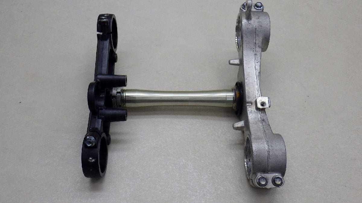 Suzuki GSX-R1000 GT74A 2001 Steering Stem Triple Tree Clamp GSXR1000 OEM JDM