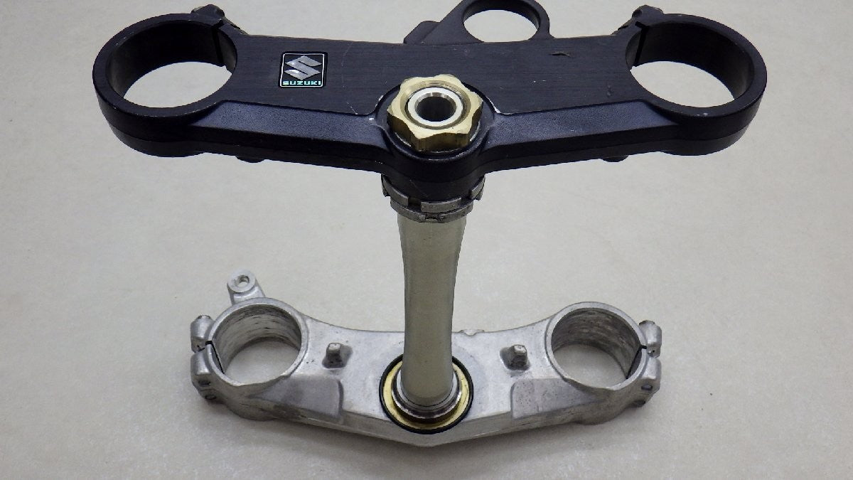 Suzuki GSX-R1000 GT74A 2001 Steering Stem Triple Tree Clamp GSXR1000 OEM JDM