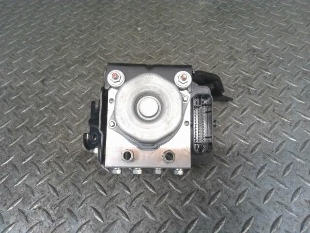 Suzuki Swift CBA-ZC32S ABS Actuator 56100-72LS4