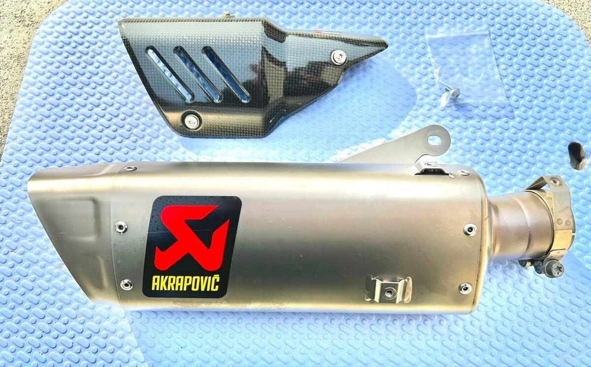 AKRAPOVIC Slip-on Titanium Muffler for Yamaha MT-10 17-20 RN50J