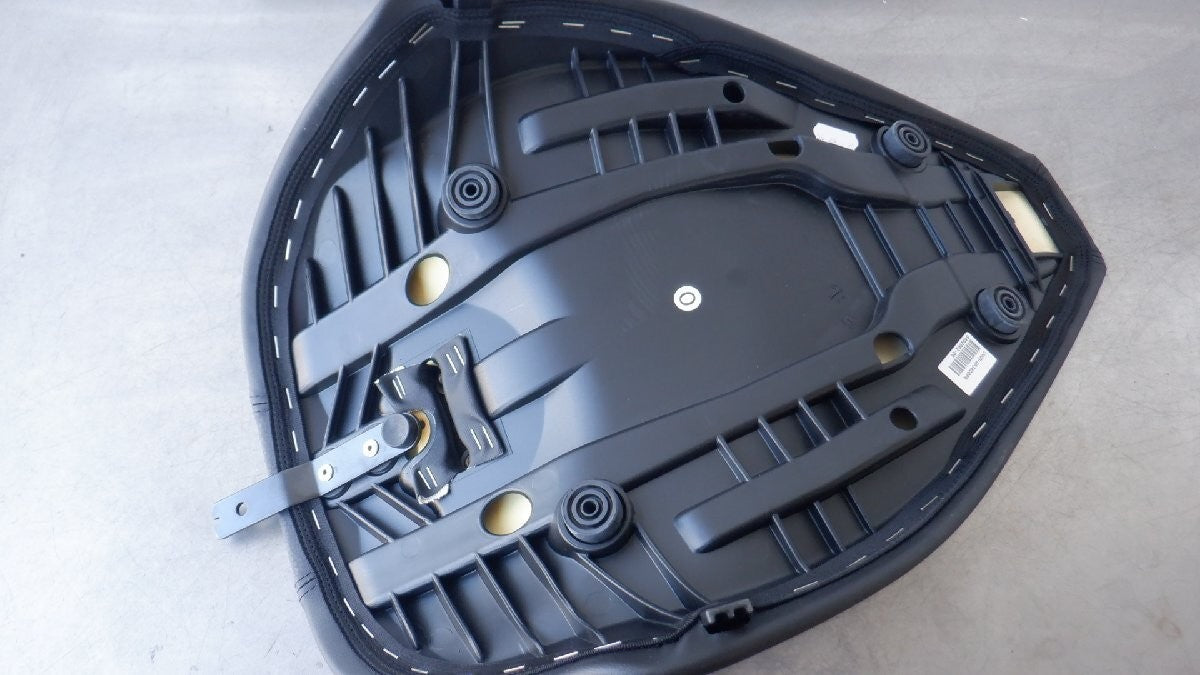 BMW R18 / R18 Classic Main Seat OEM Genuine 5253 8402063 / 668833 10